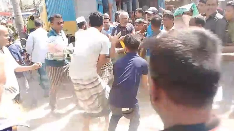 টিসিবির লাইনে দাঁড়ানোকে কেন্দ্র করে সংঘর্ষ